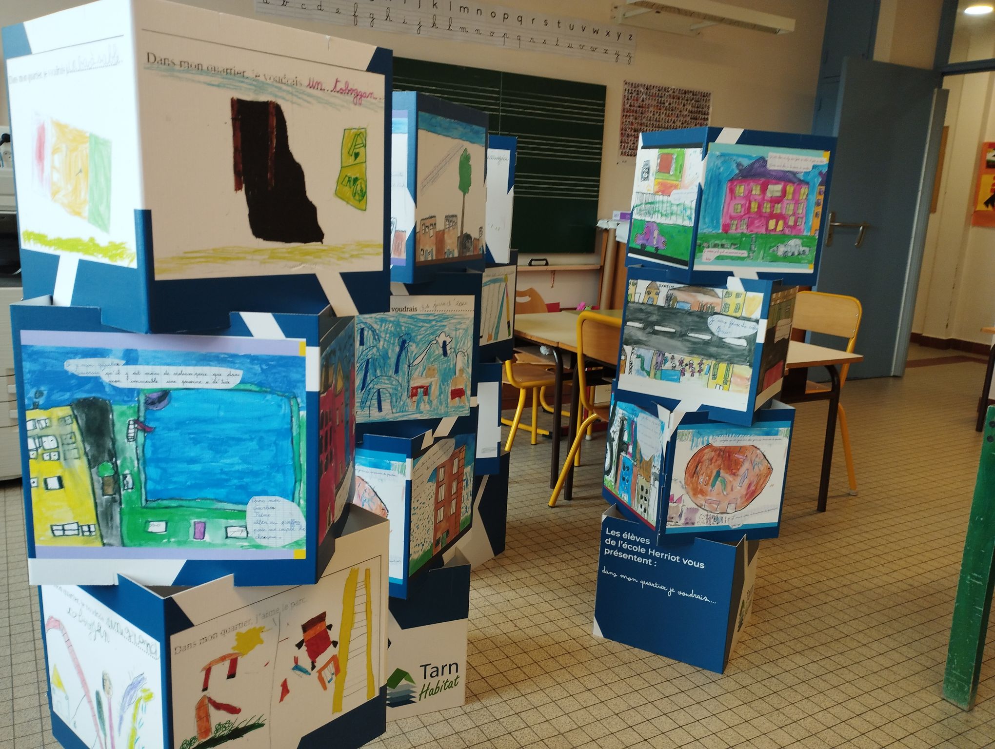 Totems cartons École Herriot Albi