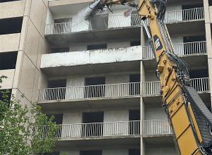 La grignoteuse en action pour d&eacute;construire 49 logements