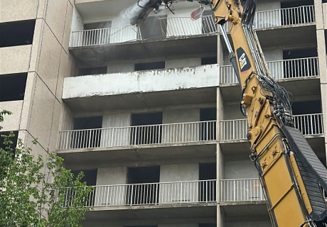 La grignoteuse en action pour d&eacute;construire 49 logements
