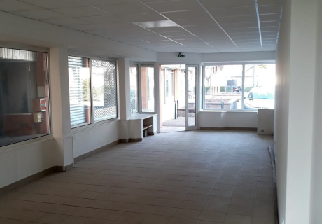 Local commercial de 54 m&sup2; (quartier Veyri&egrave;res)