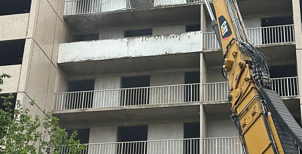 La grignoteuse en action pour d&eacute;construire 49 logements